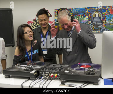 S organismes de bienfaisance Canada fait pour améliorer les possibilités pour les jeunes à risque et les familles défavorisées grâce au programme voir, c'est croire. Au cours de la visite, HRH a participé à la discussion entre les jeunes et les PDG qui ont participé au programme, à bord d'un bus avec les participants au programme, à des ateliers de visite vus une performance par l'un des jeunes. PRINCE CHARLES DJ photo: Arthur Edwards Banque D'Images