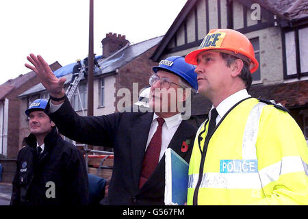 Le ministre de l'Environnement Michael Meacher (à gauche) avec l'inspecteur Phil Phillips de la police de West Sussex à Linden Road, Bognor Regis, après qu'une tornade a frappé la ville côtière de Sussex. Les résidents ont été gardés à l'extérieur de leur maison car les pompiers ont assuré la sécurité des propriétés. Banque D'Images