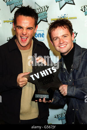 Ant McPartlin (L) et Declan Donnelly, présentateurs de la télévision, ont remporté le prix du meilleur Teen Show pour CD:UK lors des TV Hits Awards 2000 à Wembley Arena, Londres. Banque D'Images