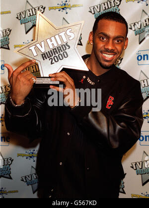 Richard Blackwood, présentateur et chanteur de télévision, a reçu le prix de la contribution exceptionnelle à Pop pour le compte des Backstreet Boys lors du salon TV Hits Awards 2000 au Wembley Arena, à Londres. Banque D'Images