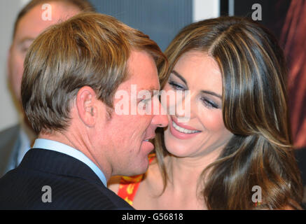 L'actrice Elizabeth Hurley lance sa nouvelle gamme de linge de lit avec sa fiancée Shane Warne à la House of Fraser à Londres. Banque D'Images