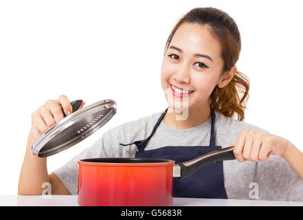 Femme asiatique dans la cuisine cuisine isolé sur blanc. Banque D'Images