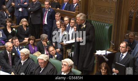 Président de la Chambre des communes John Bercow parle à la Chambre des communes, à Londres, que les députés se réunissent pour rendre hommage au député travailliste Jo Cox. Banque D'Images