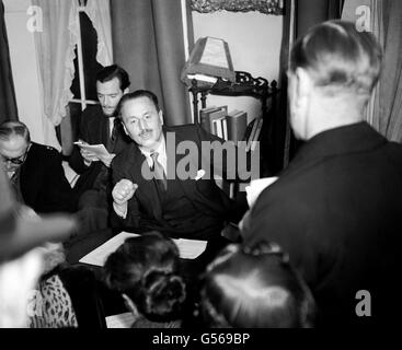 Sir Oswald Mosley, le dirigeant de l'Union britannique des fascistes, lors d'une conférence de presse à Londres, où il a annoncé ses plans pour la formation d'un nouveau « mouvement de l'Union ». Banque D'Images