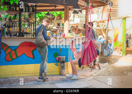 Bar Budapest, vue des jeunes clients se détendant dans un bar en ruine dans le vieux quartier juif Erzsebetvaros de Budapest, Hongrie. Banque D'Images