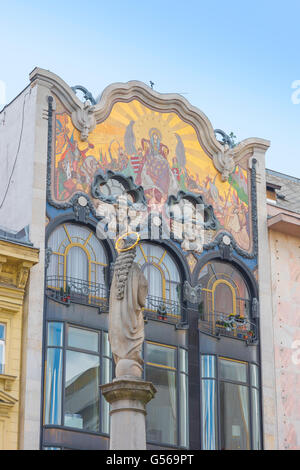 Notre-Dame de Hongrie, vue sur la mosaïque de style Art nouveau de Miksa Roth ornant l'extérieur d'un bâtiment dans la région de Belvaros à Budapest, Hongrie. Banque D'Images