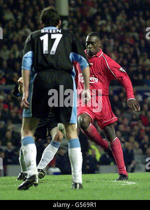 Emile Heskey (maillot rouge) de Liverpool a trouvé un espace pour rejouer son deuxième but contre Coventry City, lors de leur match de football en première place au stade Anfield de Liverpool. Score final: Liverpool 4 Coventry 1. Banque D'Images