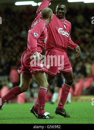 Emile Heskey (R) de Liverpool célèbre son deuxième but avec Gary McAllister, coéquipier contre Coventry City, lors de leur match de football en première place au stade Anfield de Liverpool.Score final: Liverpool 4 Coventry 1. Banque D'Images