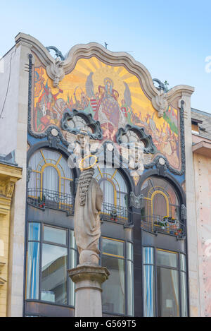 Mosaïque art nouveau de Budapest ( "Notre Dame de la Hongrie' Miksa Roth) ornant la façade d'un bâtiment dans l'Belvaros de Budapest. Banque D'Images