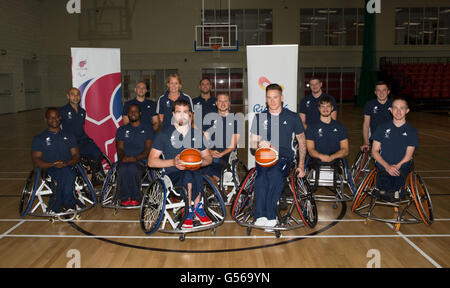 L'équipe masculine de basket-ball ParalympicsGB pose pour une photo avec la Chef de Mission Pennie Briscoe au cours de l'équipe annonce à la communauté Leicester Sports Arena. Banque D'Images