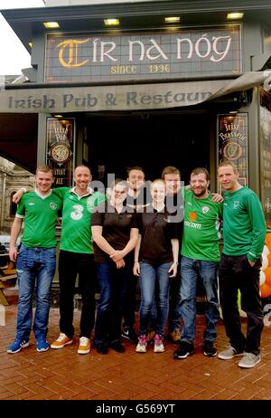 Alan Sheehan (troisième à partir de la droite) avec son personnel et les fans irlandais à l'extérieur de sa pub à Lille, France, qui se préparent à une invasion du ventilateur en obtenant des dizaines de barils supplémentaires de Guinness. Banque D'Images