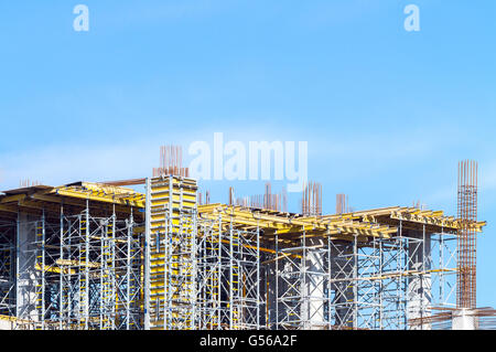 Construction incomplète en construction d'échafaudages et de l'acier renforcé Banque D'Images