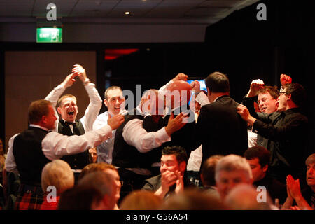 Les invités fêtent leur victoire lors du dîner écossais Rugby Union Club Awards à Murrayfield, Édimbourg. Banque D'Images