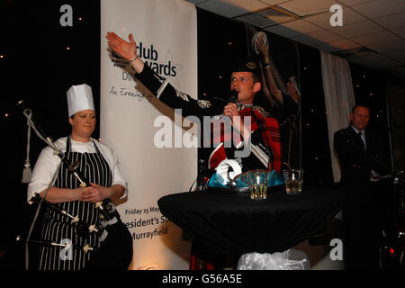 Le Haggis est piqué lors du dîner des Scottish Rugby Union Club Awards à Murrayfield, Édimbourg. Banque D'Images