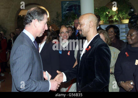 Le Prince de Galles (à gauche) s'entretient avec le patient VIH Michael Edwards lors d'une visite à la fondation récemment fusionnée Terrence Higgins Trust et London Lighthouse AIDS. * Michael Edwards avait également reçu des visites de la Princesse de Galles lorsqu'elle a visité le centre à l'ouest de Londres. Au cours de sa visite, le prince a été vivement applaudi lorsqu'il a déclaré : « venir ici aujourd'hui m'a rappelé tout le travail accompli par Diana avant sa mort. » Banque D'Images