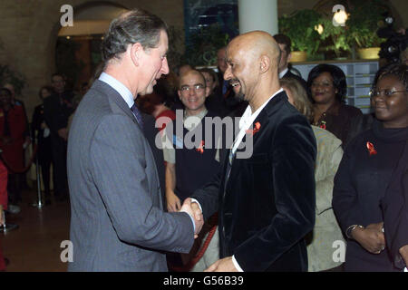 Le Prince de Galles (à gauche) s'entretient avec le patient VIH Michael Edwards lors d'une visite à la fondation récemment fusionnée Terrence Higgins Trust et London Lighthouse AIDS. * Michael Edwards avait également reçu des visites de la Princesse de Galles lorsqu'elle a visité le centre à l'ouest de Londres. Au cours de sa visite, le prince a été vivement applaudi lorsqu'il a déclaré : « venir ici aujourd'hui m'a rappelé tout le travail accompli par Diana avant sa mort. » Banque D'Images