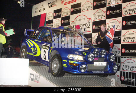 Auto Rally Burns.Richard Burns commence sa tentative au Network Q Rally Grande-Bretagne dans son Subaru Impreza WRC 2000 à Cardiff. Banque D'Images