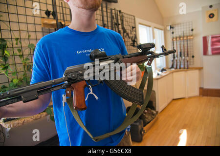 Falls Church, VA, le 19 juin 2016, USA--un propriétaire d'armes à feu tient la mitrailleuse AK-47 iconique dans un magasin d'armes en Virginie. Patsy Lynch/Alamy Banque D'Images