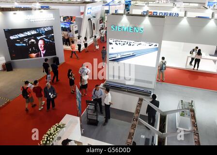 Beijing, Chine. 20 Juin, 2016. Les visiteurs assistent à l'exposition 'Modern Chemins 2016" à Beijing, capitale de Chine, le 20 juin 2016. L'exposition de trois jours a donné le coup d'ici lundi. Crédit : Chen Yehua/Xinhua/Alamy Live News Banque D'Images