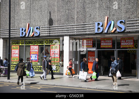 Wood Green, Londres, Royaume-Uni. 20 Juin, 2016. Le BHS (British Home Stores) store à Wood Green se referme avec l'ensemble des écrans réduits sur la vitrine, après que le groupe est entré dans l'administration. Credit : Dinendra Haria/Alamy Live News Banque D'Images