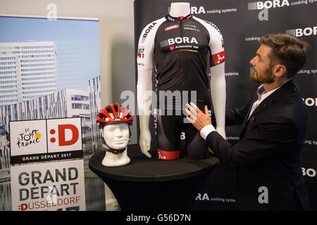 Düsseldorf, Allemagne. 20 Juin, 2016. Wolfgang Lagler, marketing manager de l'équipe Craft Sportswear présente à Jersey une introduction pour l'événement de presse Bora - Argon 18 équipe pour le Tour de France à Düsseldorf, Allemagne, 20 juin 2016. Cette année au Tour de France en cours d'exécution du 2 juillet au 24 ceux de la deuxième division fera participer grâce à une wildcard. La première étape du Tour 2017 aura lieu à Düsseldorf Photo : MAJA HITIJ/dpa/Alamy Live News Banque D'Images