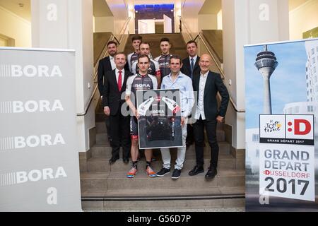 Wolfgang Lagler, directeur de la commercialisation de l'artisanat Sportswear (haut l-r), Patrick Konrad, Andreas Schillinger, Emanuel Buchmann et Sven Teutenberg, Chef de projet Sport Grand Départ Düsseldorf 2017, aux côtés de Thomas Geisel (SPD), Maire de Duesseldorf (de gauche à droite en bas), Paul Voss, manager de l'équipe Ralph Denk et Willi Bruckbauer Gruender et chef de BORA Lueftungstechnik GmbH posing lors d'une conférence de presse de lancement pour la Bora - Argon 18 équipe pour le Tour de France à Düsseldorf, Allemagne, 20 juin 2016. Cette année au Tour de France en cours d'exécution du 2 juillet au 24 ceux de la deuxième division prendra part e Banque D'Images