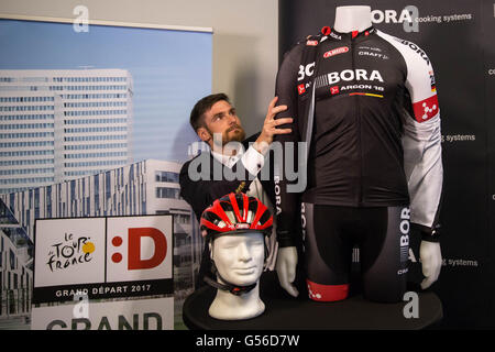 Düsseldorf, Allemagne. 20 Juin, 2016. Wolfgang Lagler, marketing manager de l'équipe Craft Sportswear présente à Jersey une introduction pour l'événement de presse Bora - Argon 18 équipe pour le Tour de France à Düsseldorf, Allemagne, 20 juin 2016. Cette année au Tour de France en cours d'exécution du 2 juillet au 24 ceux de la deuxième division fera participer grâce à une wildcard. La première étape du Tour 2017 aura lieu à Düsseldorf Photo : MAJA HITIJ/dpa/Alamy Live News Banque D'Images