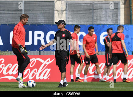 Marseille, France. 20 Juin, 2016. L'entraîneur-chef de la Pologne Adam Nawalka (C) parle de gardien Artur Boruc pendant une session de formation de l'équipe nationale de football polonais sur le terrain d'entraînement au Centre Robert-Louis Dreyfus-à Marseille, France, 20 juin 2016. La Pologne devra faire face à l'Ukraine à l'UEFA EURO 2016 groupe C avant-match à Marseille le 21 juin 2016. Photo : Federico Gambarini/dpa/Alamy Live News Banque D'Images