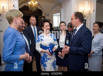 Varsovie, Pologne. 20 Juin, 2016. Peng Liyuan (C), épouse du président chinois Xi Jinping, écoute une introduction tout en visitant le Musée Frédéric Chopin avec Agata Kornhauser-Duda (1re L), épouse du président polonais Andrzej Duda, à Varsovie, Pologne, le 20 juin 2016. © Xie Huanchi/Xinhua/Alamy Live News Banque D'Images