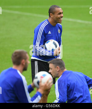 Paris, France. 20 Juin, 2016. L'Irlande du Nord Josh Magennis (c) est entouré par ses coéquipiers pendant le préchauffage, à une session de formation de l'équipe nationale de football de l'Irlande du Nord au Parc des Princes à Paris, France, 20 juin 2016. L'Allemagne devra faire face à l'Irlande du Nord à l'UEFA EURO 2016 groupe C avant-match à Paris le 21 juin 2016. Photo : Christian Charisius/dpa/Alamy Live News Banque D'Images