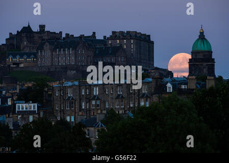 Edinburgh, Ecosse, Royaume-Uni. 20 Juin, 2016. Strawberry Moon - la pleine lune se lève au solstice d'été 2016 - la première fois depuis 1967 Crédit : TOM DUFFIN/Alamy Live News Banque D'Images