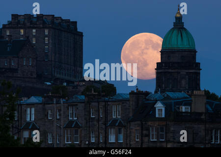 Edinburgh, Ecosse, Royaume-Uni. 20 Juin, 2016. Strawberry Moon - la pleine lune se lève au solstice d'été 2016 - la première fois depuis 1967 Crédit : TOM DUFFIN/Alamy Live News Banque D'Images