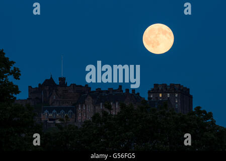 Edinburgh, Ecosse, Royaume-Uni. 20 Juin, 2016. Strawberry Moon - la pleine lune se lève sur le château d'Édimbourg au solstice d'été 2016 - la première fois depuis 1967 Crédit : TOM DUFFIN/Alamy Live News Banque D'Images