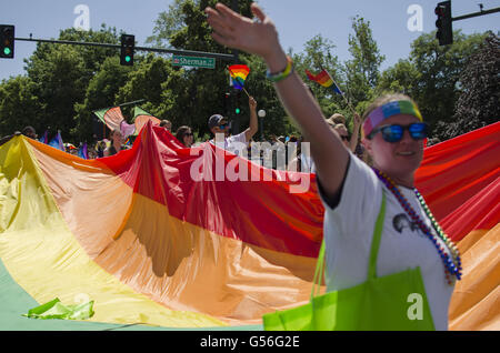 Denver, Colorado, États-Unis. 19 Juin, 2016. Des milliers ont pris part à la Parade Pridefest de 2016 à Denver, Colorado. © Graham Charles Hunt/ZUMA/Alamy Fil Live News Banque D'Images