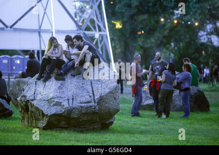 Zagreb, Croatie. 20 Juin, 2016. Ambiance et atmosphère : le premier jour de 11e festival INmusic situé sur le lac Jarun à Zagreb, Croatie. Les gens se reposer sur les rochers. Credit : PhotoJa/Alamy Live News Banque D'Images