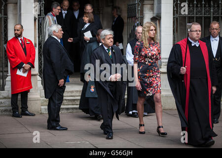 Londres, Royaume-Uni. 20 Juin, 2016. John Bercow, Président de la Chambre des communes, et sa femme Sally quitter St Margarets Église de Westminster, à la suite d'un service spécial à la mémoire de Jo Cox. Jo Cox a été tué dans sa circonscription de Batley et Spen le 16 juin. Credit : Mark Kerrison/Alamy Live News Banque D'Images