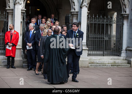 Londres, Royaume-Uni. 20 Juin, 2016. Robert Flello MP quitte St Margarets Église de Westminster, à la suite d'un service spécial à la mémoire de Jo Cox. Jo Cox a été tué dans sa circonscription de Batley et Spen le 16 juin. Credit : Mark Kerrison/Alamy Live News Banque D'Images