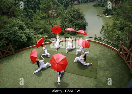 Les Griffin, dans la province de Hunan. 21 Juin, 2016. Les amateurs de yoga la pratique du yoga à l'endroit pittoresque Lac Chongde dans Zhangjiajie, Chine centrale est la province du Hunan, le 21 juin 2016. Le 21 juin marque la Journée Internationale de Yoga. Credit : Wu Yongbing/Xinhua/Alamy Live News Banque D'Images