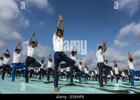 Kolkata. 21 Juin, 2016. Les membres des Cadets Corp (CCN) prendre part à une séance de yoga de masse au cours de la Journée Internationale de Yoga au terrain de parade de la Brigade à Calcutta, capitale de l'Est de l'état indien du Bengale occidental, le 21 juin 2016. Source : Xinhua/Alamy Live News Banque D'Images