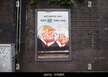 , Harringay le nord de Londres, Royaume-Uni. 21 Juin, 2016. Une affiche montrant l'atout de Donald embrassant Boris Johnson, apparaît sous un pont dans le nord de Londres, Harringay, d'encourager les gens à voter en référendum sur l'UE 23 Juin 2016 Crédit : Dinendra Haria/Alamy Live News Banque D'Images