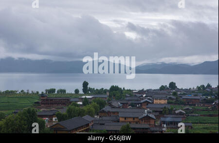 Yanyuan. 21 Juin, 2016. Photo prise le 21 juin 2016 montre les paysages à la Lugu Lake dans le comté de Yanyuan, sud-ouest de la province chinoise du Sichuan. Lugu est renommée pour ses beaux paysages et le maintien de l'unique système matriarcal observé par les gens Mosuo. Crédit : Chen Junqing/Xinhua/Alamy Live News Banque D'Images