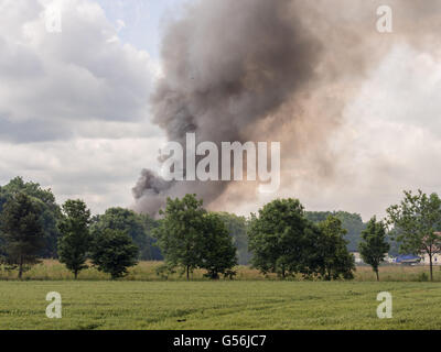 Leyland, Lancashire, Royaume-Uni. 21 Juin, 2016. Incendie majeur dans la sciure et copeaux de Wiltshire fournit provoquant quelques residemnts à être évacués. Credit : Sue Burton/Alamy Live News Banque D'Images