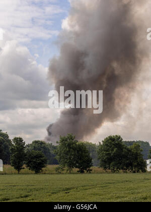 Leyland, Lancashire, Royaume-Uni. 21 Juin, 2016. Incendie majeur dans la sciure et copeaux de Wiltshire fournit provoquant quelques residemnts à être évacués. Credit : Sue Burton/Alamy Live News Banque D'Images