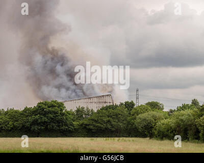 Leyland, Lancashire, Royaume-Uni. 21 Juin, 2016. Incendie majeur dans la sciure et copeaux de Wiltshire fournit provoquant quelques residemnts à être évacués. Credit : Sue Burton/Alamy Live News Banque D'Images