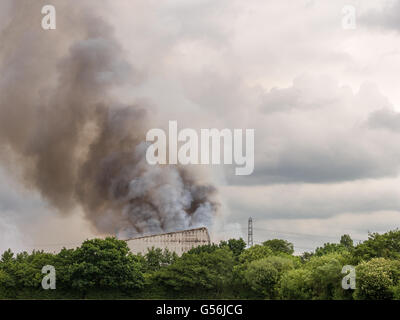 Leyland, Lancashire, Royaume-Uni. 21 Juin, 2016. Incendie majeur dans la sciure et copeaux de Wiltshire fournit provoquant quelques residemnts à être évacués. Credit : Sue Burton/Alamy Live News Banque D'Images