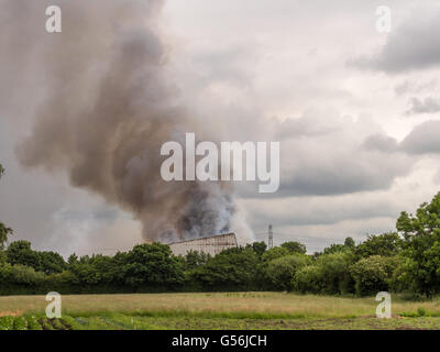 Leyland, Lancashire, Royaume-Uni. 21 Juin, 2016. Incendie majeur dans la sciure et copeaux de Wiltshire fournit provoquant quelques residemnts à être évacués. Credit : Sue Burton/Alamy Live News Banque D'Images