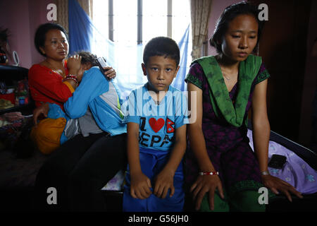 21 juin 2016 - Katmandou, Népal - nièce Sajani Thapa (gauche) trente-huit ans, réassurances Astha Rana Magar (Left-Center) un jeune de 18 ans fille de deuil père décédé Chandra Bahadur Rana Magar qui était quarante-quatre tués dans une attaque-suicide à Kaboul à leur résidence à Katmandou, Népal, le mardi 21 juin, 16. Dans l'image sont aussi les fils et fille Anup Rana Magar huit ans (au centre) et sa fille Ashmita Rana Magar vingt-trois ans (à droite). Chandra Bahadur Rana et jusqu'à 12 gardes de sécurité népalais ont été tués et sept autres blessés dans des Taliban Banque D'Images