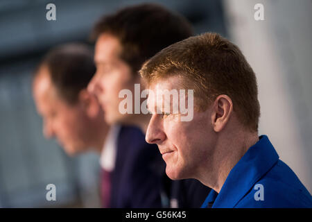 Cologne, Allemagne. 21 Juin, 2016. L'astronaute de l'ESA britannique Timothy Peake (R) parle à Cologne, Allemagne, 21 juin 2016. Le 18 juin 2016 le premier Brit à l'ISS est revenu sur Terre après une demi-année à la Station spatiale internationale (ISS). Photo : ROLF VENNENBERND/dpa/Alamy Live News Banque D'Images