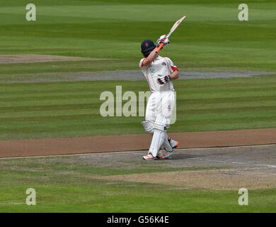 Manchester UK 21 juin 2016 Steven Croft (Lancashire) célèbre son siècle pour atteindre le deuxième jour de leur match contre le Warwickshire à Emirates d'Old Trafford dans le County Championship. Crédit : John Fryer/Alamy Live News Banque D'Images