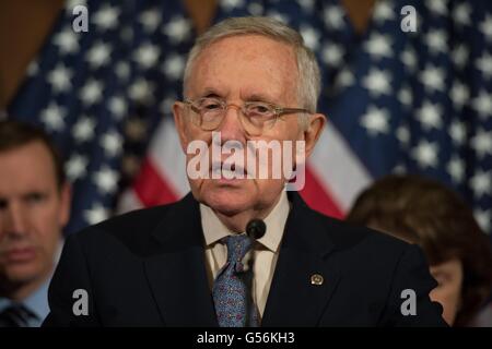 Washington, États-Unis d'Amérique. 20 Juin, 2016. Le sénateur américain Harry Reid, chef de la minorité du Nevada démocratique rejoint par d'autres parle de législation sur le contrôle des armes à feu lors d'une conférence de presse sur la colline du Capitole, le 20 juin 2016 à Washington, DC. Les républicains du Sénat se sont unis pour arrêter les efforts de contrôle des armes à feu par les démocrates en dépit de pire dans l'histoire moderne de prise de masse la semaine dernière à Orlando. Credit : Planetpix/Alamy Live News Banque D'Images